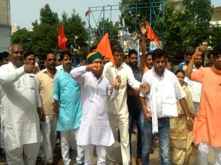 एससी/एसटी एक्ट विरोध: सड़कों पर उतरे लोगों ने कहा, पीएम मोदी को चुकानी होगी इसकी कीमत