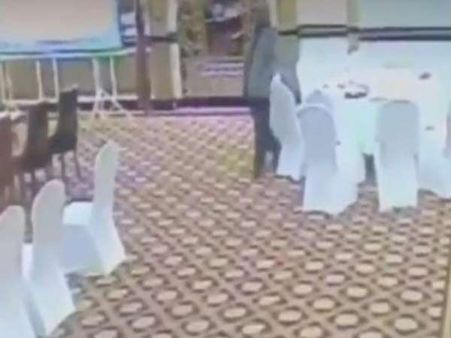 मीटिंग के दौरान पर्स चोरी करता कैमरे में कैद हुआ पाकिस्तानी अधिकारी, देखें VIDEO