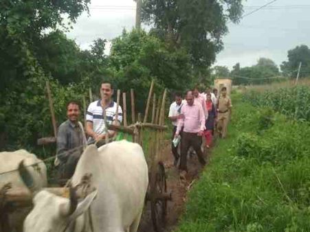 सड़क की हालत देख कार छोड़, बैलगाड़ी हांककर पहुंचे जिला पंचायत अधिकारी