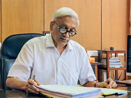 एम्स में इलाज करा रहे गोवा के सीएम मनोहर पर्रिकर ने दो बीमार मंत्रियों को हटाया