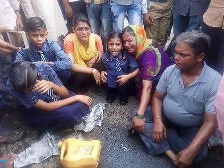 भाई ने घर से किया बेदखल, प्रशासन ने नहीं सुनी बात तो किया आत्मदाह का प्रयास