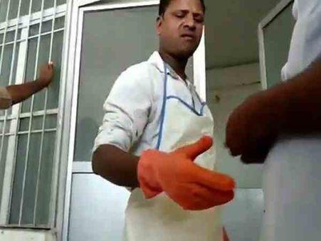 यूपी: पोस्मार्टम करने के चपरासी लेता था पैसा, वीडियो वायरल होने पर नौकरी से धोना पड़ा हाथ