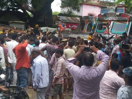 SC/ST एक्ट का विरोध कर रहे सवर्णों पर जवान ने की हवाई फायरिंग, लोगों ने जमकर पीटा