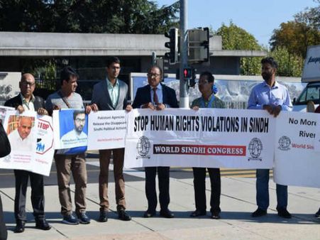 पाकिस्तान के अत्याचार और शोषण के खिलाफ सड़क पर उतरे सिंधी समुदाय के लोग