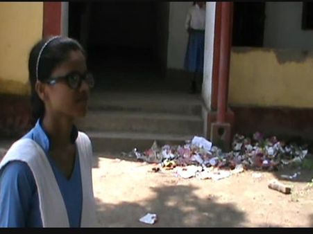 स्वच्छता अभियान को विफल बनाने में जुटे मोहल्लेवाले, रात होते ही क्लास में फेंक आते हैं कूड़ा