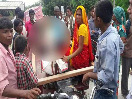 गरीबी की मार झेल रही पत्नी बीमार पति को नहीं ले जा पाई अस्पताल, रास्ते में रुक गई सांसे