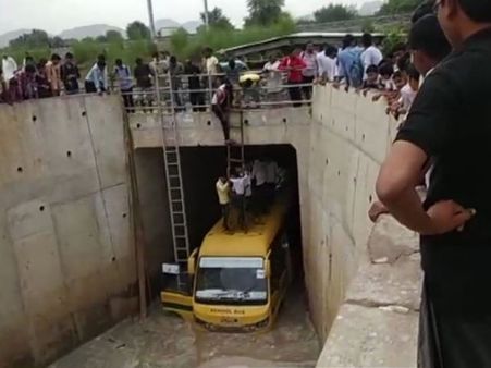 पानी से भरे अंडरपास में फंसी स्कूल बस, स्थानीय लोगों ने सीढ़ी के सहारे बचाई बच्चों की जान
