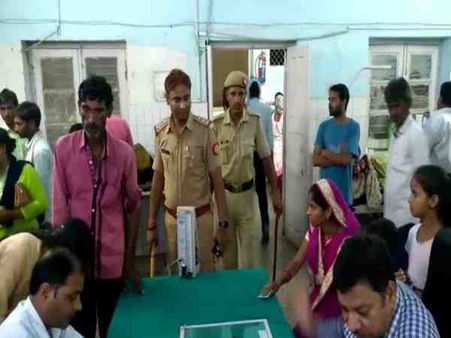 स्वादिष्ट होने के लालच में एक-दूसरे को देखकर खाते गए ये जहरीला फल, 7 लोग अस्पताल में भर्ती