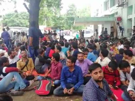 लखनऊ: टीचर भर्ती की काउंसलिंग से बाहर अभ्यर्थियों ने SCERT के गेट पर किया प्रदर्शन, कांउसलिंग आज