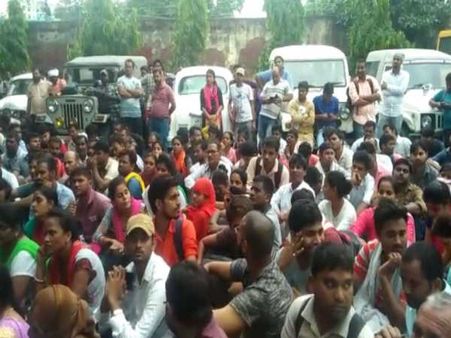 यूपी: नौकरी न मिलने से निराश शिक्षक अभ्‍यर्थी ने गोमती नदी में लगाई छलांग