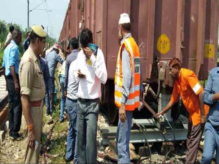 प्रेशर सिलेंडर फटने से मालगड़ी के चार पहिये पटरी से उतरे, 3 घंटे तक ट्रेनें हुईं लेट