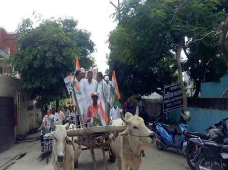 यूपी: भारत बंद कराने बैल गाड़ी से निकले कांग्रेसी नेता, नगर भ्रमण कर बंद कराई दुकानें