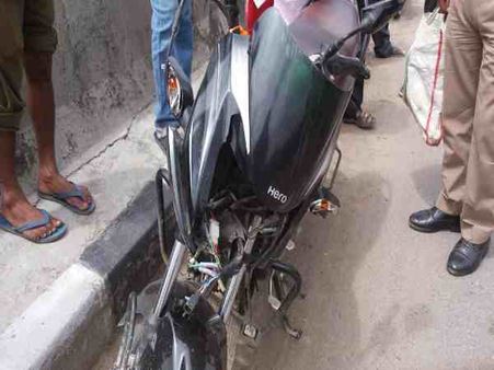 हाइवे की सीसीटीवी में कैद हुआ लाइव एक्सीडेंट का वीडियो, घटना में बच्चे की हालत गंभीर