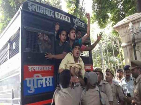 यूपी: इलाहाबाद विश्विद्यालय कुलपति के वायरल चैट के विरोध में उतरे छात्रसंघ नेता, चुनावों के वक्त बिगड़े माहौल