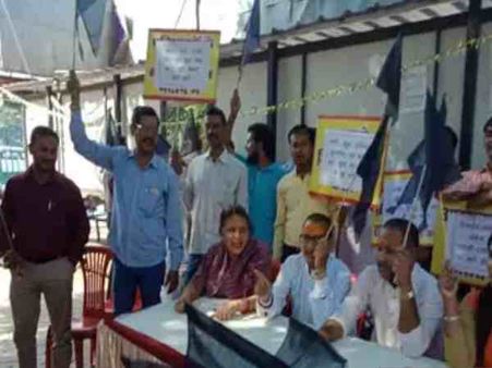 मध्य प्रदेश: एससी/एसटी एक्ट के विरोध में उतरे ये संगठन, राहुल गांधी को काले झंडे दिखाकर की नारेबाजी