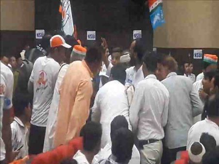 यूपी: मंच पर मौजूद थे कांग्रेस के ये दिग्गज नेता, कार्यकर्ता खाने को लेकर कर रहे थे छीना झपटी