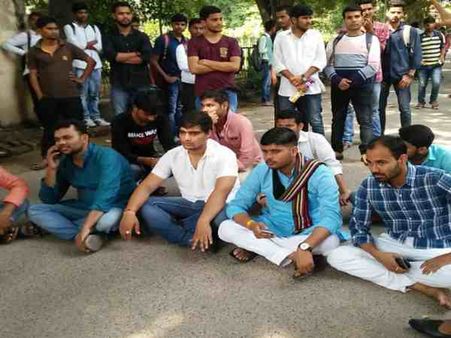 यूपी: विश्वविद्यालय में प्रदर्शन कर रहे छात्र नेताओं पर हमला, कुलपति पर लगा आरोप