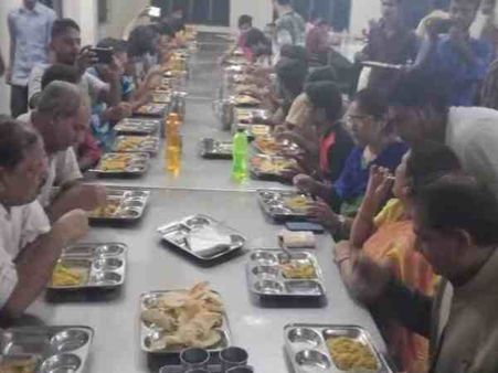 यूपी: खाने में कीड़े निकलने को लेकर दो विश्वविद्यालयों में हुआ बवाल, छात्रों संग बैठ वीसी ने खाया खाना