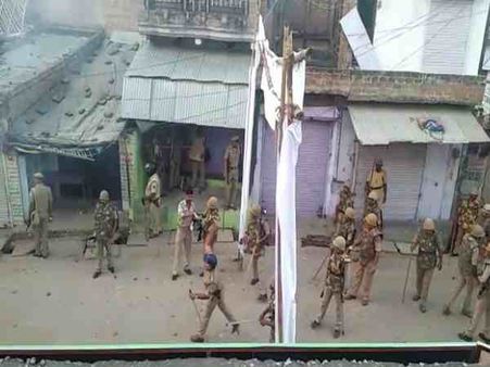 यूपी: जुलूस निकालने को लेकर दो समुदाय के लोग आपस में भिड़े, पुलिस पर किया गया पथराव, कई लोग घायल