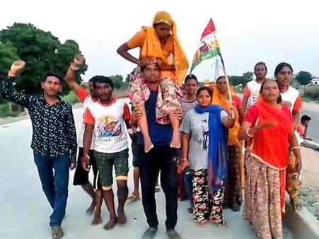 राजस्थान: कलयुग का श्रवण कुमार अपने कंधे पर माता-पिता को लेकर पहुंचा रामदेवरा, बना आकर्षण का केंद्र