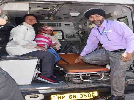 हिमाचल प्रदेश: लोगों को रेस्क्यू करने गए डीसी खुद हुए लापता, घाटी में जिदगी व मौत के बीच जंग जारी