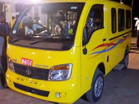 ग्वालियर: चलती वैन में लगी आग, शीशा तोड़कर पुलिस ने बचाए सभी 16 बच्चे