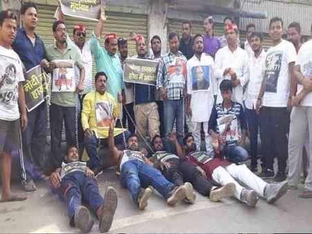 भारत बंद: पूरे देश में बंद के दौरान दिखे ऐसे नजारे, कोई दिखा बैलगाड़ी पर तो कोई घोड़ों पर