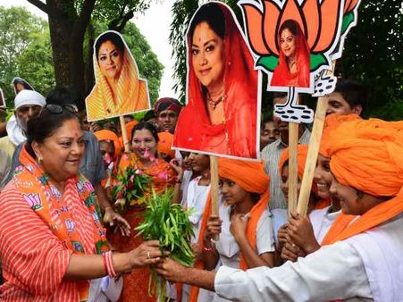 वसुंधरा की गौरव यात्रा के रास्ते में पड़ा मकान, थानेदार ने घरवालों को छत पर चढ़कर ये काम ना करने का दिया नोटिस