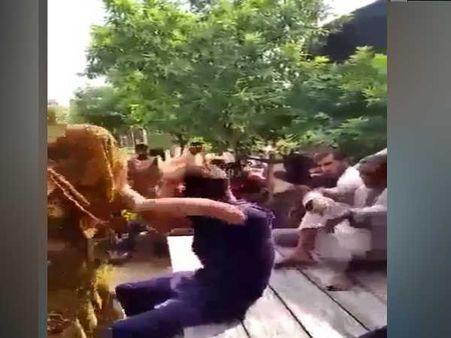 कानपुर: फौजी की पत्नी से फोन पर करता था अश्लील बातें, पंचायत के सामने किया ये हश्न, वीडियो