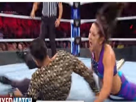 WWE: महिलाओं से पिटा ये भारतीय रेसलर, माफी मांगते हुए VIDEO हो रहा वायरल