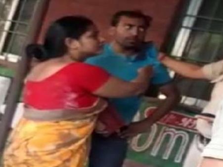 छात्रा के साथ आपत्तिजनक अवस्था में पति को पकड़ा, मारते-मारते पुलिस के पास ले गई पत्नी