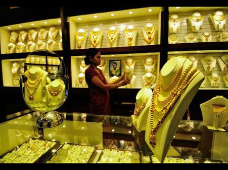 बड़ी गिरावट के साथ और सस्ता हुआ सोना, जानिए क्या रही कीमत