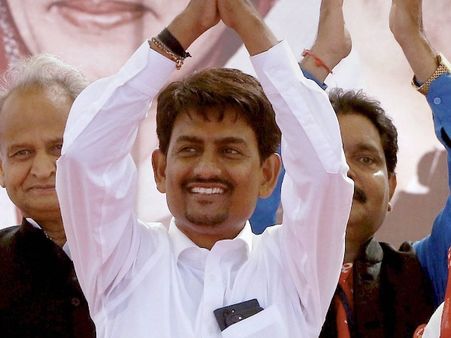 गुजरात में यूपी-बिहारी लोगों के खिलाफ हिंसा के आरोपी अल्पेश ठाकोर पर परिवाद दायर