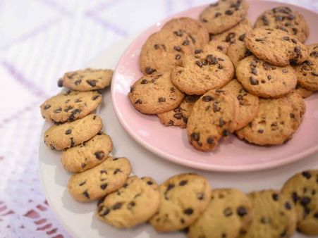 छात्रा ने दादा की अस्थियां मिलाकर बनाया बिस्कुट, फिर स्कूल में दोस्तों को खिलाया
