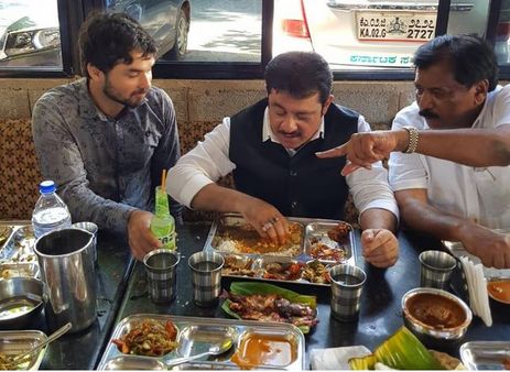 खाने से खुश होकर मंत्री ने कुक को दी 25,000 की टिप, मक्का भेजने का दिया ऑफर