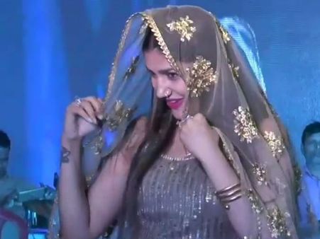 Video: सपना के सेक्सी ठुमकों से बेकाबू हुई भीड़, शो में चली गोलियां