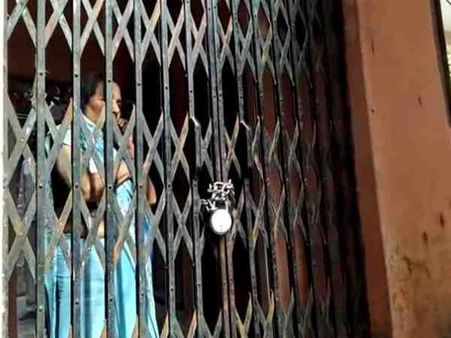 दबंगों की दबंगई, महिला समेत परिवार को घर के अंदर बनाया बंधक