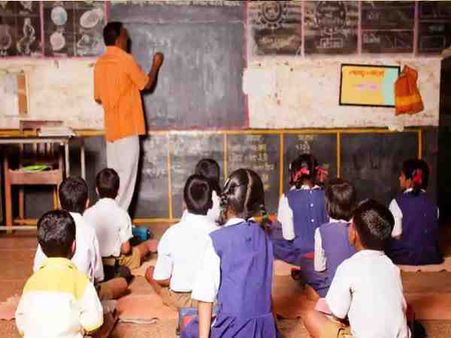 यूपी: शिक्षक भर्ती में 12 शिक्षकों की डिग्री पाई गई फर्जी, जा सकती है नौकरी