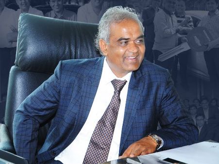 कौन हैं सावजी ढोलकिया? जो हर साल कर्मचारियों को बोनस में देते हैं कार और फ्लैट्स