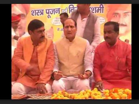 गन्ना मंत्री का सपा पर तीखा हमला, कहा- धाराएं कम पड़ गई थी तो पाकिस्तान से मंगा लेते