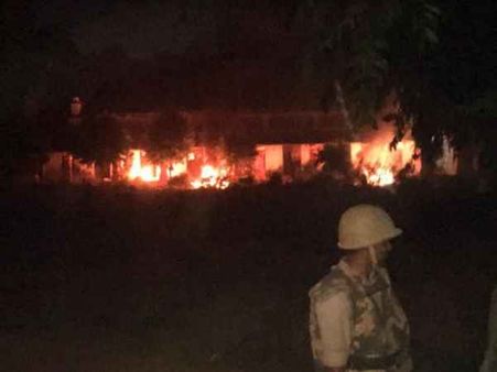 चुनाव परिणामों के बाद इलाहाबाद विवि में बवाल, अध्यक्ष के कमरे में लगाई आग