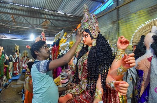Navratri 2018: जानिए मां भगवती के श्रृंगार का महत्व और देखें दुर्गा-पूजा की तस्वीरें