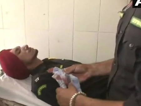 अमृतसर ट्रेन हादसाः रेलवे ट्रैक खाली कराने गई पुलिस पर पथराव, 1 जवान घायल, देखें वीडियो