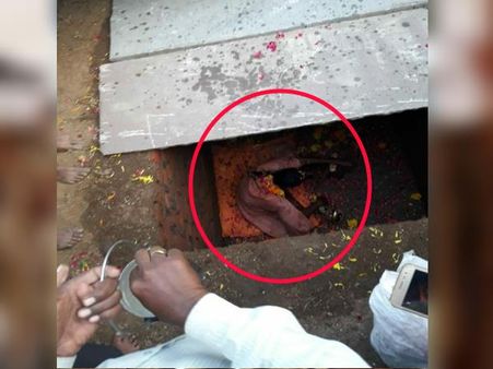 नवरात्र में मां दुर्गा के भक्त ने ली जीवित समाधि, निकालकर भेज दिया गया जेल