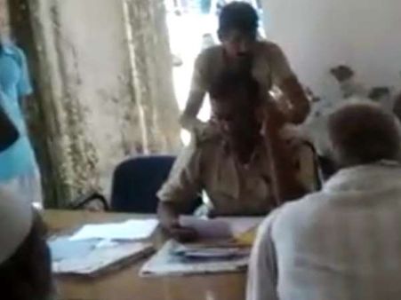 ड्यूटी पर बॉडी मसाज करवाते हुए मिले 'दरोगा जी', एसपी ने किया सस्पेंड