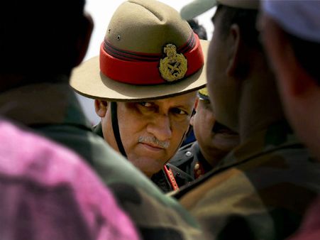 पत्‍थरबाजी की वजह से जवान की शहादत के बाद फूटा आर्मी चीफ जनरल रावत का गुस्‍सा