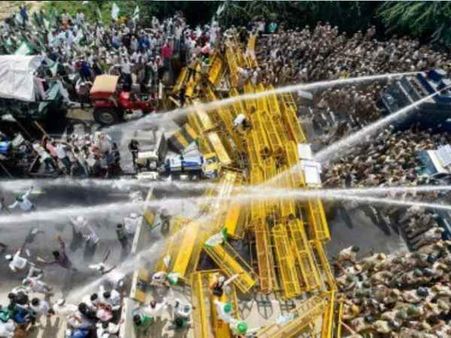 लाठी लिए किसानों ने बैरिकेडिंग तोड़ी, पत्थरबाजी की तो किया बलप्रयोग: दिल्ली पुलिस