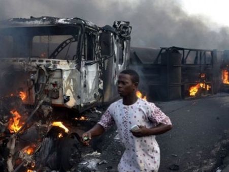 कांगो में तेल टैंकर पलटा, 50 लोगों की जलकर मौत, 100 घायल