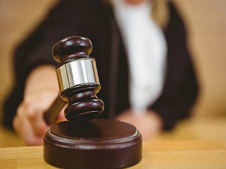 यूपी: खराब हैंडराइटिंग पर भड़के जज ने डॉक्टर की कोर्ट में लगाई क्लास, 5 हजार रुपए का लगाया जुर्माना