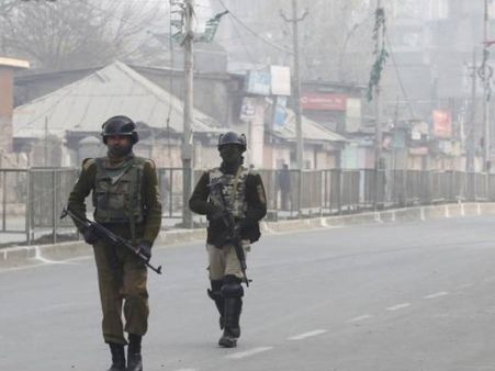 पुलवामा: आतंकियों ने सीआरपीएफ कैंप पर फेंका ग्रेनेड, दो जवान घायल